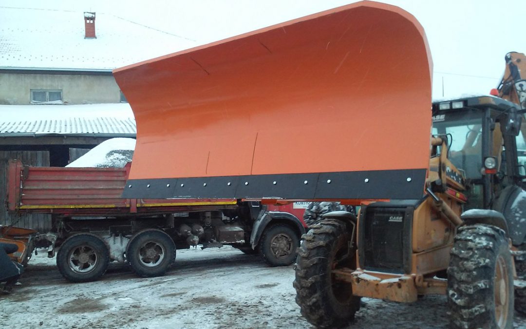 Екипа Зимске службе ЈКП “Комуналац” Кнић и вечерас на терену, путеви проходни али има поледице