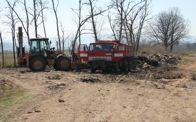 Екипе Комуналца на уклањању депоније у Кусовцу