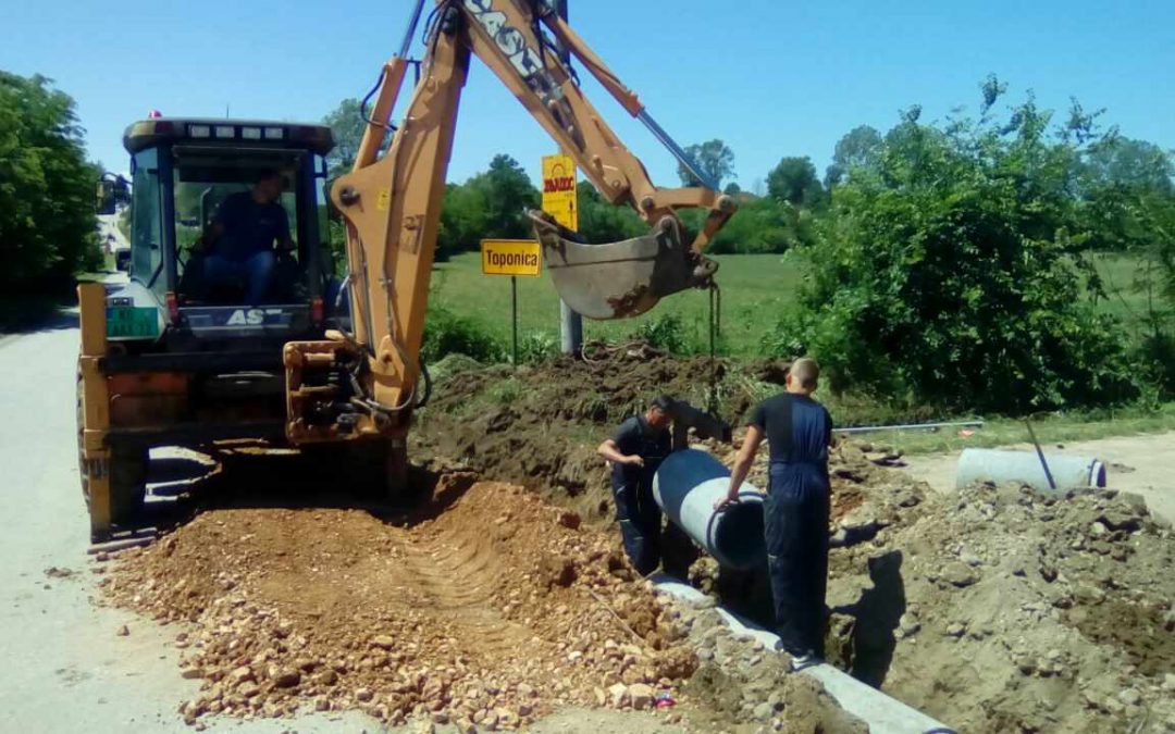 Радови на ископу канала и постављању нових пропуста Ø400 у Опланићу