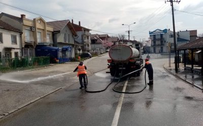 Дезинфекција улица и јавних површина у Гружи